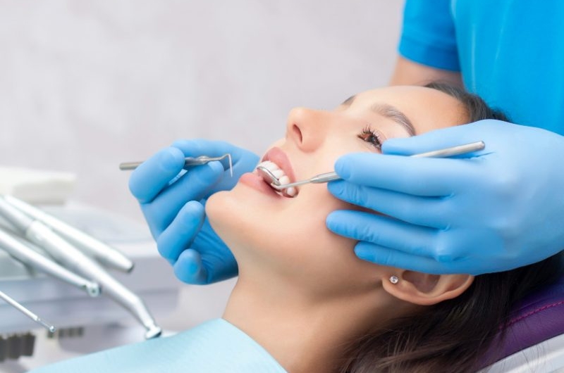 Brightening-Smiles-with-Cosmetic-Dentistry-What’s-New-in-2024